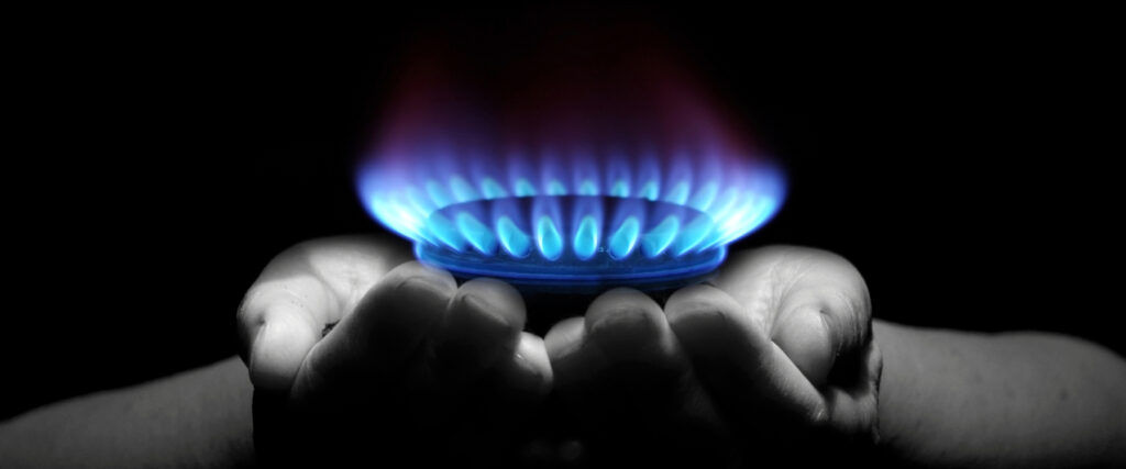 ¿Cómo se utiliza el gas natural para generar electricidad?